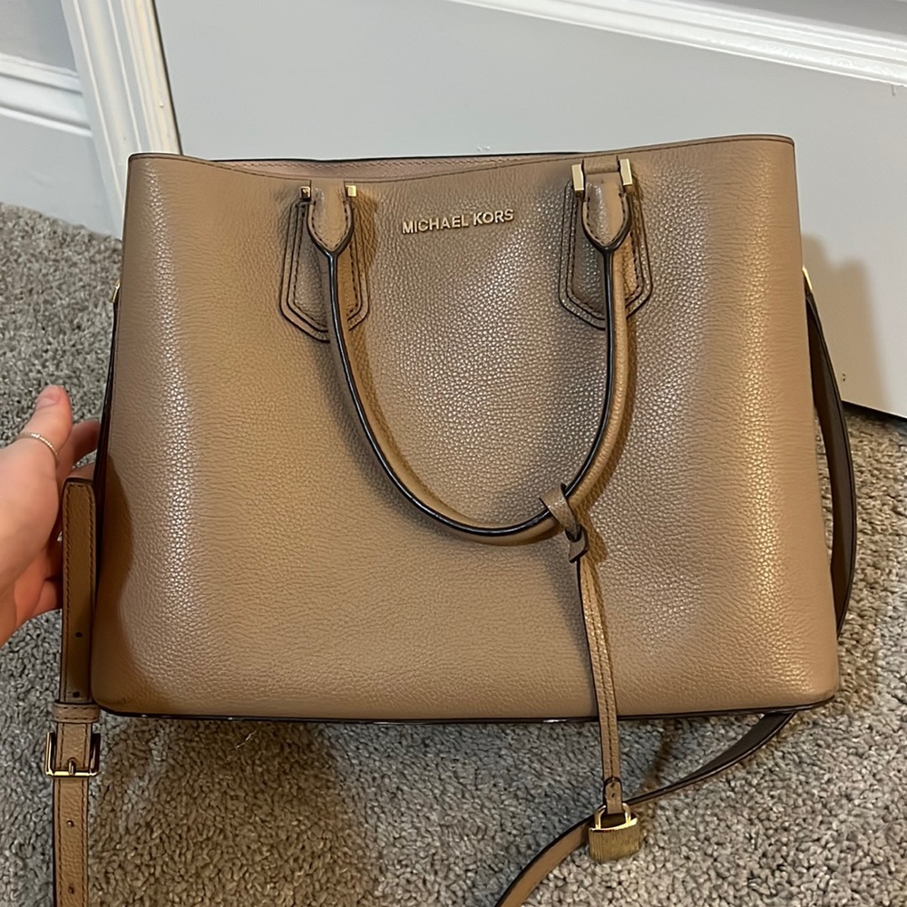 Neutral MK purse great condition